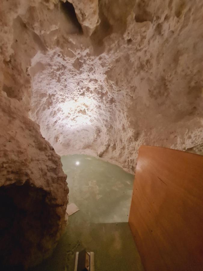 Anassa 8 Real Cave *